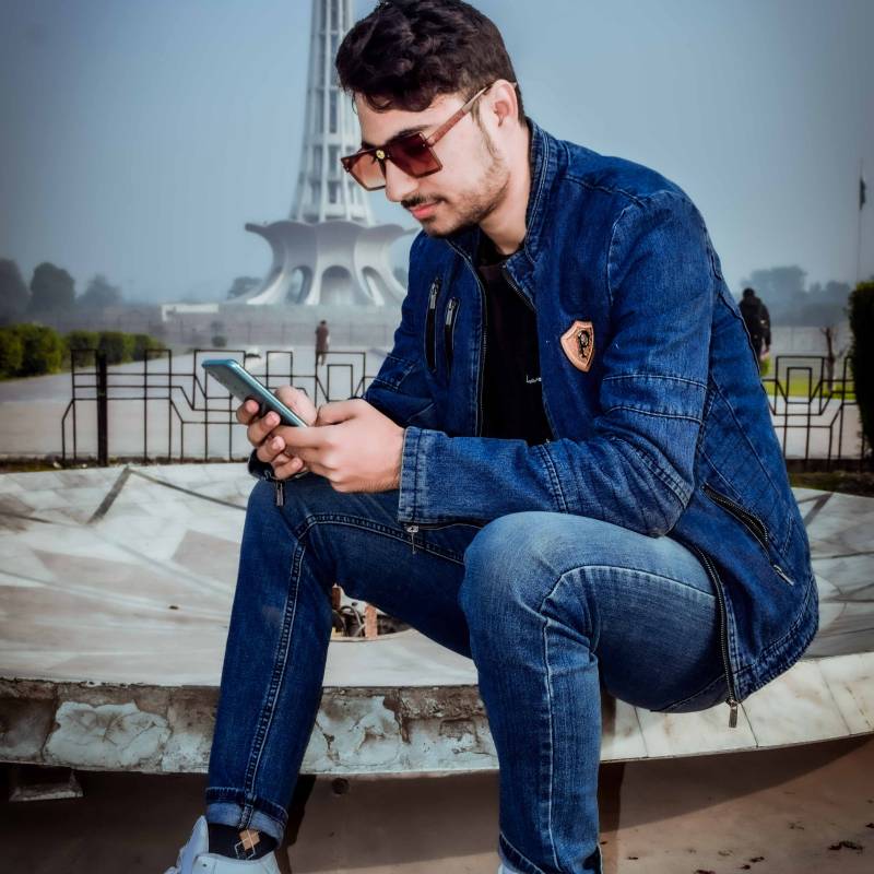 Uzair, 20, Uk
