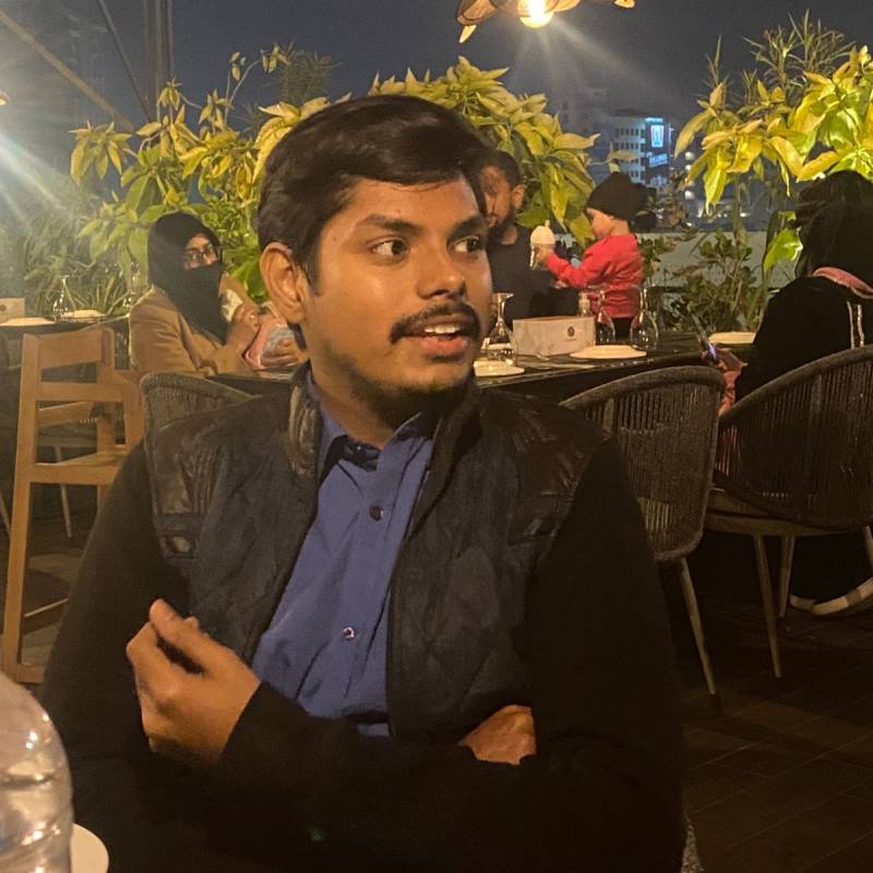 Maaz, 28, garland